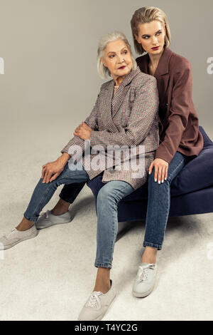 Bella donna elegante che posano per una foto Foto Stock