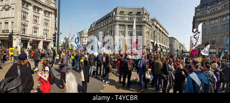 Londra, Regno Unito, 15 Aprile 2019:- estinzione della ribellione manifestanti blocco in Oxford Circus in centro a Londra per protestare contro la corrente environmenta Foto Stock