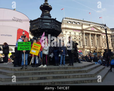 Londra, Regno Unito, 15 Aprile 2019:- estinzione della ribellione manifestanti blocco in Piccadilly Circus a Londra per protestare contro la corrente environme Foto Stock