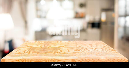 Legno in prospettiva la tabella contatore in cucina.vuoto da tavolo in legno con sfocate cucina home background.Mock up modello per visualizzare o montaggio del vostro d Foto Stock