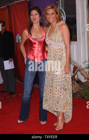 LOS ANGELES, CA. 25 luglio 2005: attrice JILL HENNESSY (sinistra), star della serie TV 'attraversamento della Giordania", con l'attrice Mariska Hargitay, star di 'legge & ordine Unità speciale delle vittime", a parte a Los Angeles per lanciare la nuova stagione sulla NBC TV. © 2005 Paul Smith / Featureflash Foto Stock