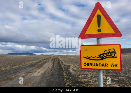 Avvertenza cartello stradale sulla strada per Hrossaborg cratere nella parte nord-est dell'Islanda Foto Stock