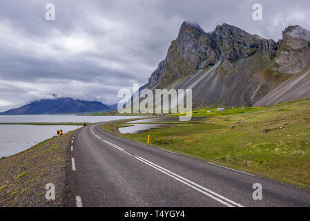 Montagna Eystrahorn visto dalla strada 1 nel sud-est del paese parte est dell'Islanda Foto Stock