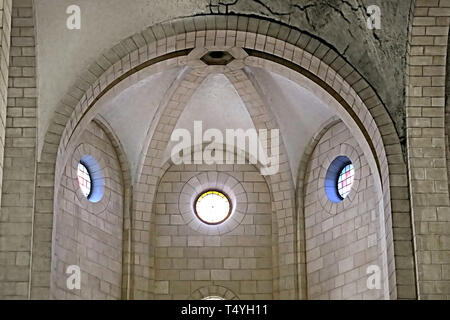 Interno della chiesa nel monastero dei monaci silenziosi a Latrun, Israele Foto Stock