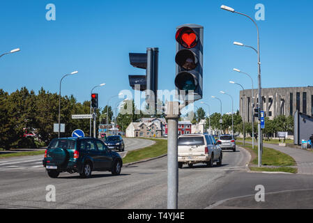 A forma di cuore le luci del traffico su strada Drottningarbraut in Akureyri, la capitale del Nord Islanda Foto Stock