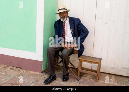 Uomo anziano con il cappello e la barba a fumare il sigaro in Trinidad, Cuba. Foto scattata il 3 novembre, 2019 Foto Stock