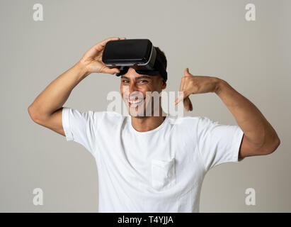 Esperienza virtuale. Giovane americano africano giovane uomo felice di utilizzare occhiali VR sensazione entusiasti di simulazione e di esplorare la vita virtuale. In N Foto Stock