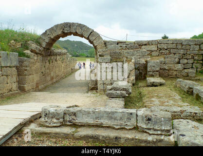 L'arcata in pietra che conduce alla stadio storico dell'Antica Olympia, sito archeologico nel Peloponneso, Grecia Foto Stock