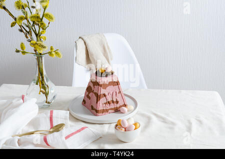 Paskha e kulich, tradizionale Pasqua Ortodossa Dessert Quark cagliata. Sfondo di pasqua. Cottage tradizionale torta di formaggio sulla tavola festiva. Copia spazio per Foto Stock