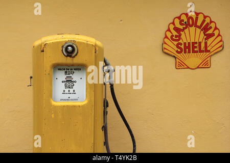 Merida, Venezuela - Aprile 6, 2017: rappresentazione del reale vecchia stazione di benzina dal Venezuela de Antier Park. Foto Stock