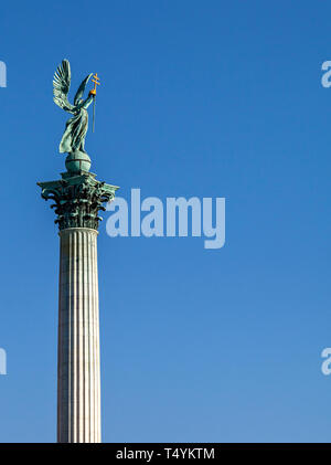 Statua di Arcangelo Gabriele sulla parte superiore di una colonna sulla piazza degli Eroi, Budapest Foto Stock