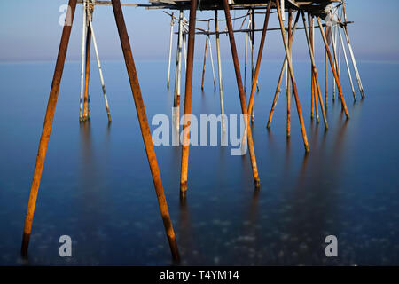 Aspetto astratto del metallo arrugginito tubi sono sulla superficie del mare. Queste sono le gambe di un molo tradizionale noto come dalyan, come bagno turco a Tekirdag, Foto Stock