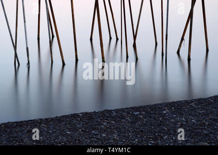 Aspetto astratto del metallo arrugginito tubi sono sulla superficie del mare Foto Stock