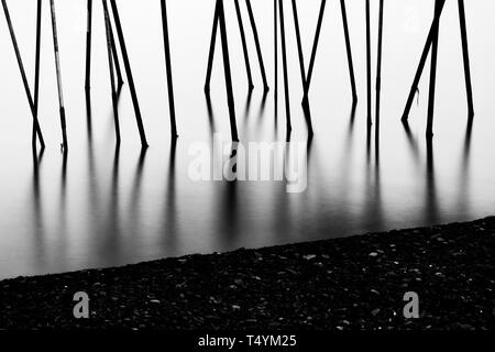 Aspetto astratto del metallo arrugginito tubi sono sulla superficie del mare Foto Stock