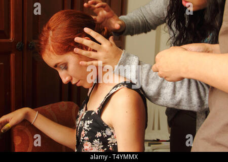 Merida, Venezuela - Luglio 6, 2017: chiudere il colpo di un ignoto modello femminile sta preparando con l aiuto del make up artisti nel locale auditorium. Foto Stock