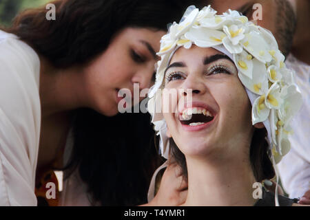 Merida, Venezuela - Luglio 6, 2017: Sconosciuto modello femminile di vestirsi con l aiuto del make up artisti. Foto Stock