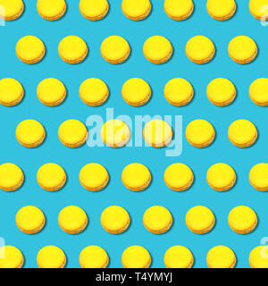Vibrante astratta geometrica pattern di amaretti giallo su sfondo turchese, piatta colorata laici food texture Foto Stock