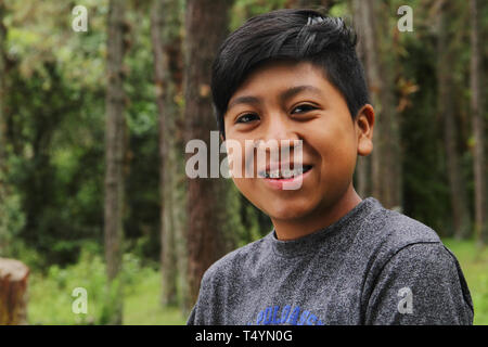 Merida, Venezuela - Agosto 14, 2017: Ritratto di un sorridente ragazzo giovane. Foto Stock