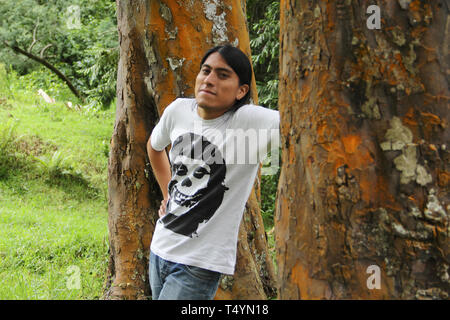 Merida, Venezuela - 14 agosto 2017: il giovane uomo in abbigliamento casual sta sorridendo in campagna. Foto Stock