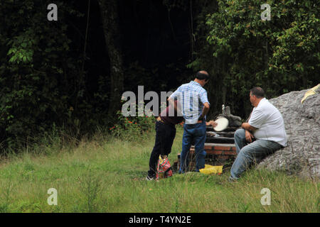 Merida, Venezuela - Agosto 14, 2017: tre uomini nel loro tempo libero al Parco Nazionale della Sierra Nevada. Foto Stock