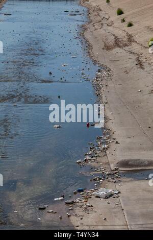 Il cestino e plastica in Ballona Creek Foto Stock