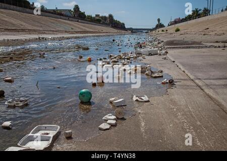 Il cestino e plastica in Ballona Creek Foto Stock