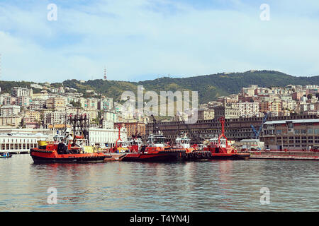 Rimorchiatori nel porto di Genova con vista mare e città Foto Stock