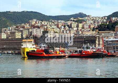 Rimorchiatori nel porto di Genova con vista mare e città Foto Stock