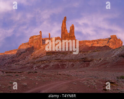 Immagine del Zen & Muse, una straordinaria formazione di roccia in una sezione di distributori dell'isola nel cielo Distretto del Parco Nazionale di Canyonlands, la Contea di San Juan Foto Stock