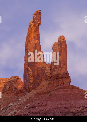 Immagine del Zen & Muse, una straordinaria formazione di roccia in una sezione di distributori dell'isola nel cielo Distretto del Parco Nazionale di Canyonlands, la Contea di San Juan Foto Stock