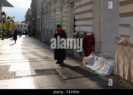A Belgrado, in Serbia - 18 Settembre 2016: donna sconosciuta la vendita di tessuto sul lato della strada. Foto Stock