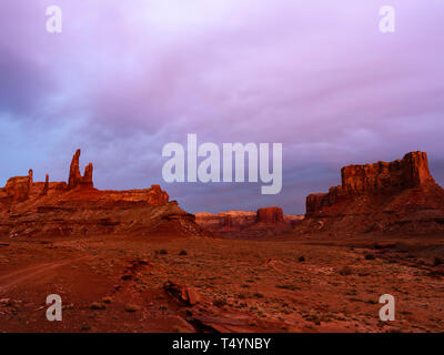 Immagine del Zen & Muse, una straordinaria formazione di roccia in una sezione di distributori dell'isola nel cielo Distretto del Parco Nazionale di Canyonlands, la Contea di San Juan Foto Stock