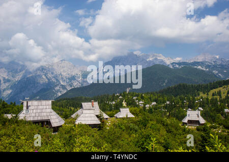 Casa in legno al famoso Velika planina pascoli nelle Alpi slovene Foto Stock