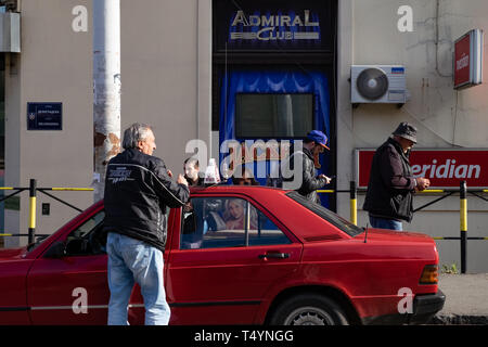 A Belgrado, in Serbia - 18 Settembre 2016: Sconosciuto taxi driver in attesa per i passeggeri nella parte anteriore di un casinò a Belgrado. Foto Stock