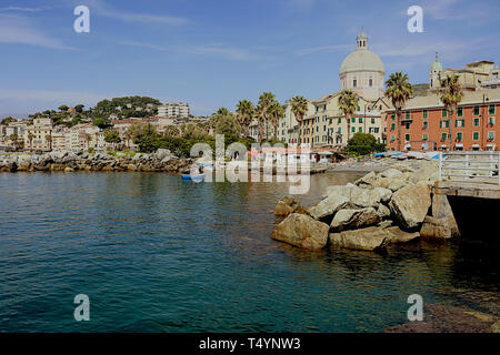 Pegli, piccola città di mare e il sobborgo di Genova il mar Ligure, Italia - Vista panoramica dal mare Foto Stock
