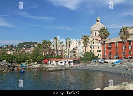 PEGLI, Italia - Pegli è un piccolo sobborgo della città di Genova sul mar Ligure: città vista dal mare con la corda e la gente a prendere il sole Foto Stock