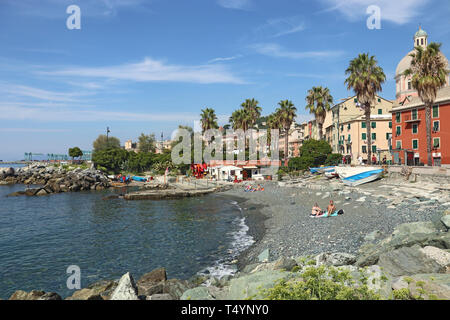 PEGLI, Italia - Pegli è un piccolo sobborgo della città di Genova sul mar Ligure: città vista dal mare con il filamento e persone Foto Stock