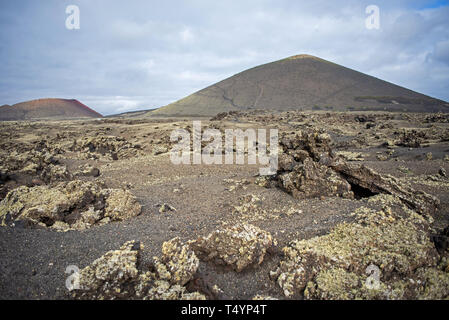 Secco e arido paesaggio di origine vulcanica dell'isola di Lanzarote, Spagna Isole Canarie Foto Stock