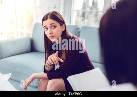 Interessato stanco attraente giovani-adulti aventi femmina terapia psicologica Foto Stock