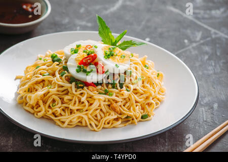 Asciugare la tagliatella - asiatici ramen e verdura per la zuppa Foto Stock