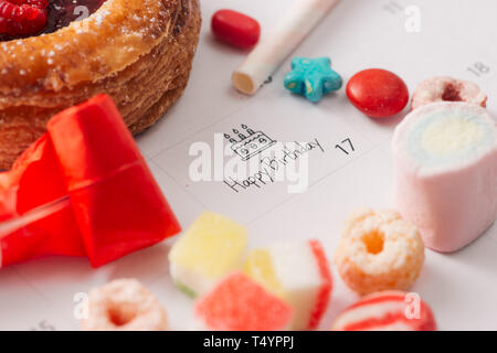 Torta di scrittura sul calendario buon compleanno Foto Stock