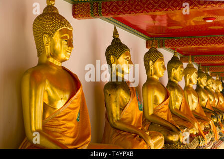 Galleria delle Statue di Buddha seduto nel tempio di Wat Phra Kaew. Bangkok, Thailandia Foto Stock