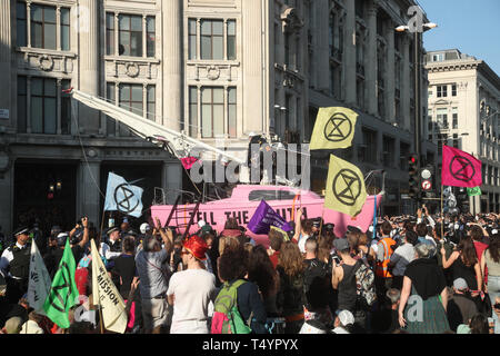 La polizia di prendere il controllo di estinzione Rebellion "dire la verità' imbarcazione, come le proteste continuano a Oxford Circus a Londra. Foto Stock