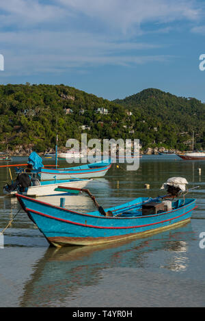 Longtail tradizionali barche da pesca ormeggiate sulla spiaggia di Koh Phangan, Thailandia Foto Stock