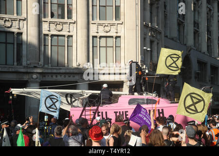 La polizia di prendere il controllo di estinzione Rebellion "dire la verità' imbarcazione, come le proteste continuano a Oxford Circus a Londra. Foto Stock