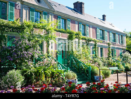 Giverney; Claude la casa di Monet; vista anteriore, fiori, greenn persiane, Europa, Vernon; Francia, orizzontale Foto Stock