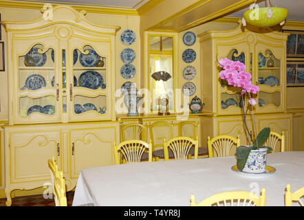 La sala da pranzo, Giverney; Claude la casa di Monet; giallo mobili e pareti, Europa, Vernon; Francia, orizzontale Foto Stock