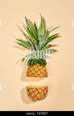 Ananas a fette isolati su sfondo bianco. Vista dall'alto. Foto Stock