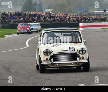 Darren Turner, Morris Mini Cooper S, Betty Richmond Trophy finale, Mini berline, 77th Assemblea dei Soci, Goodwood, West Sussex, in Inghilterra, aprile 2019, Auto Foto Stock