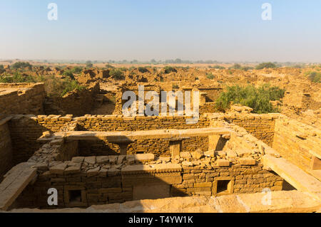 Riprese aeree del haunted rovine di kumbalgarh jaisalmer, Rajasthan, India. Questa famosa destinazione turistica è detto di essere ossessionato e un pauroso heritag Foto Stock